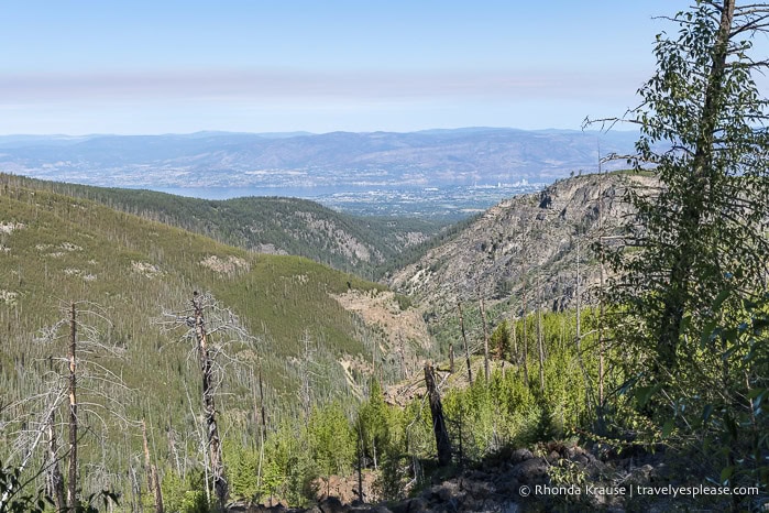 Myra Canyon με Kelowna και Okanagan λίμνη σε απόσταση.