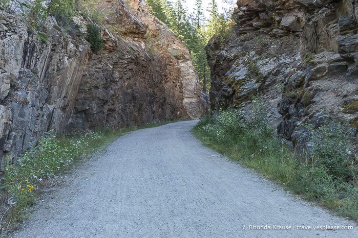 Το Myra Canyon Trail πηγαίνει ανάμεσα στους τοίχους του βράχου.