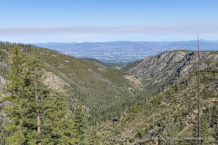 Myra Canyon με Kelowna και Okanagan λίμνη σε απόσταση.