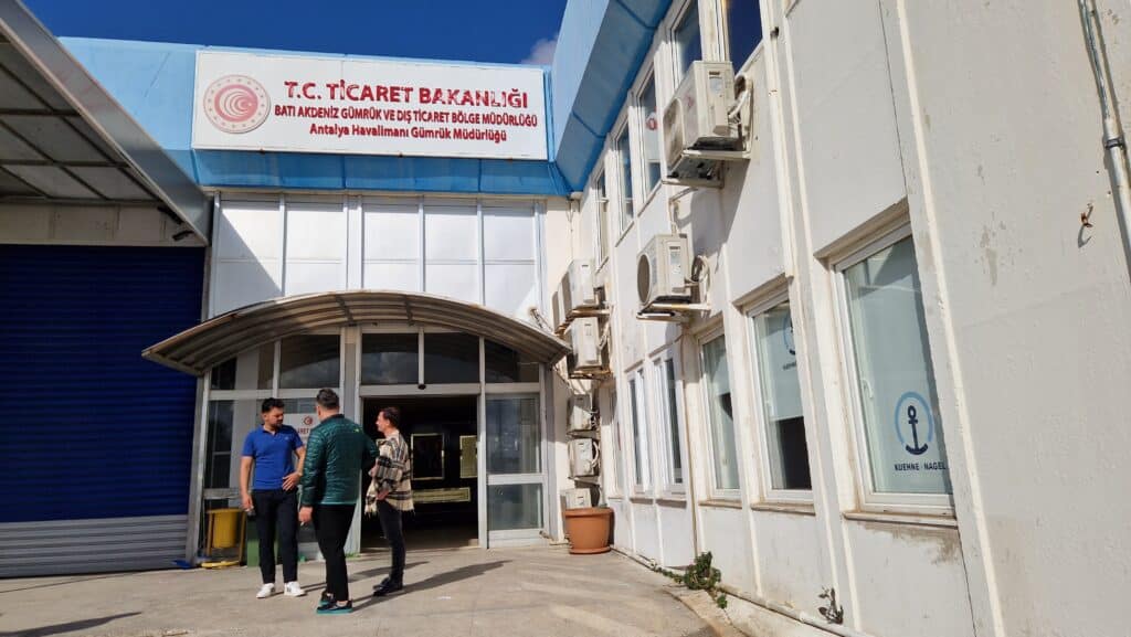 Αφήνοντας το ξένο όχημά σας στην Τουρκία - Άνδρες που στέκονται έξω από το τελωνείο κοντά στο Airpor στην Αττάλεια, Τουρκία
