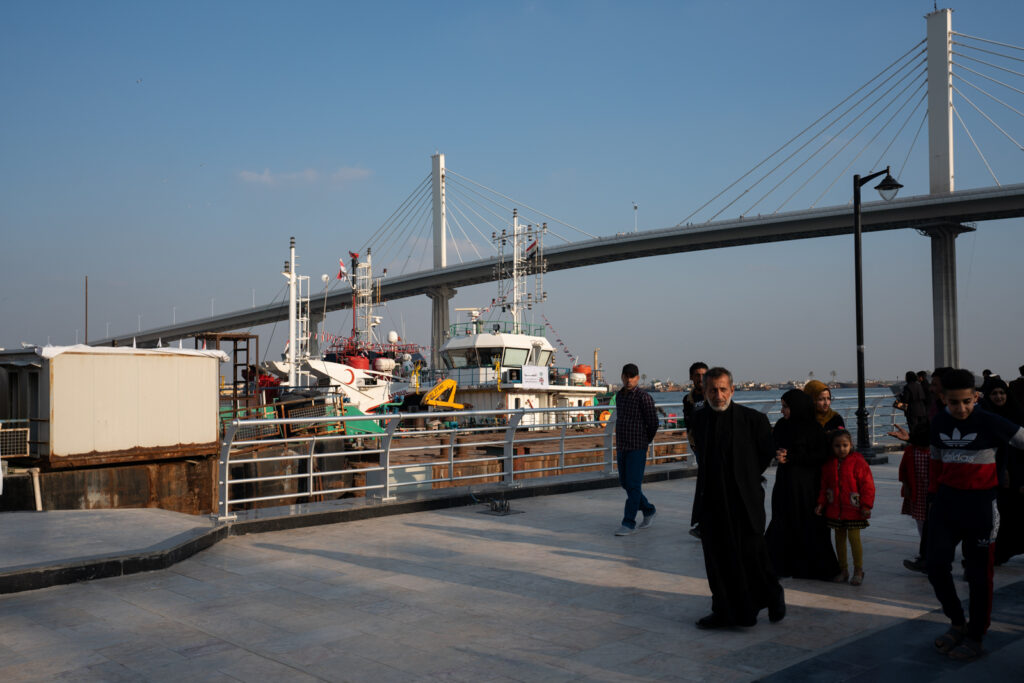 Άνθρωποι που περπατούν στο Riverside Corniche στη Βασόρα του Ιράκ