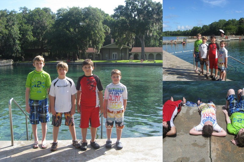 αγόρια κολυμπούν στο De Leon Springs State Park Florida